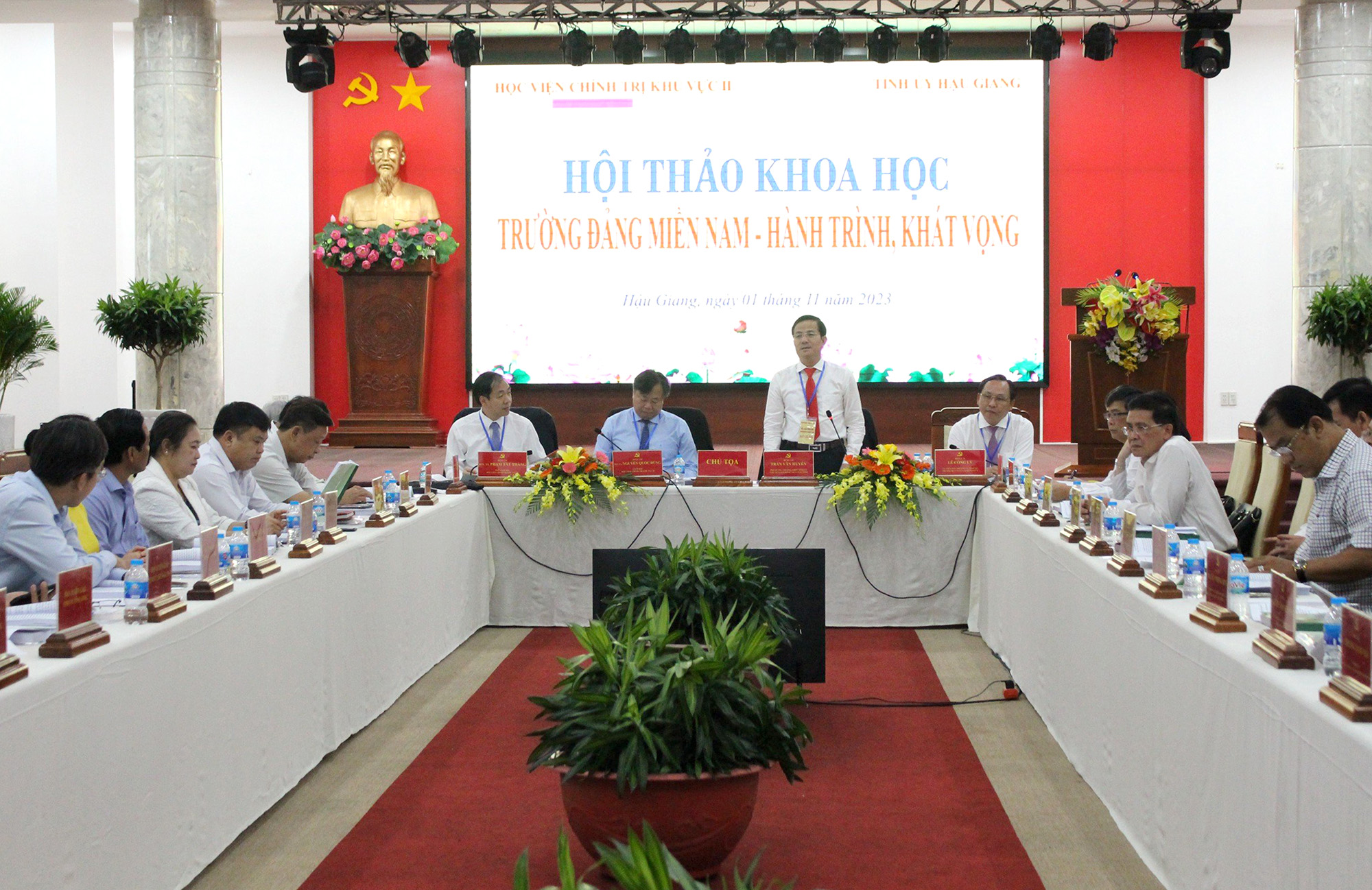 Đồng chí Trần Văn Huyến, Phó Bí thư Thường trực Tỉnh ủy, Chủ tịch HĐND tỉnh Hậu Giang phát biểu tại hội thảo.